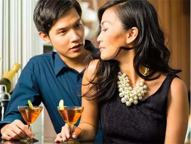 Đây Đúng Là Phụ Nữ Hồi Xuân Tìm Phi Công Trẻ