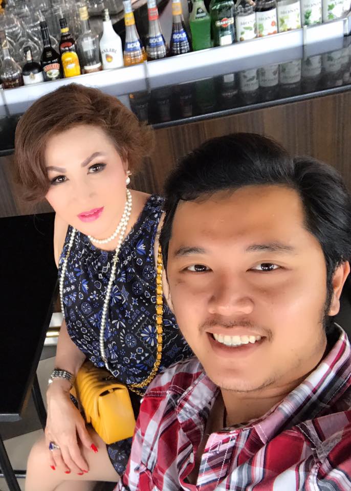 Đây Đúng Là Phụ Nữ Hồi Xuân Tìm Phi Công Trẻ